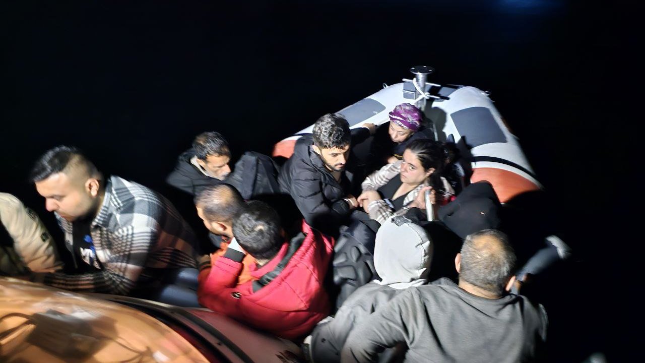 Lastik botta sürüklenen 11 kaçak göçmen kurtarıldı