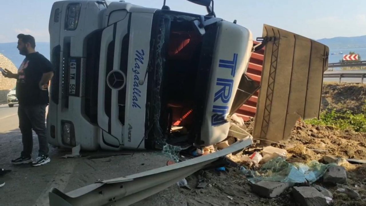 Kocaeli'de devrilen TIR'ın şoförü ağır yaralandı