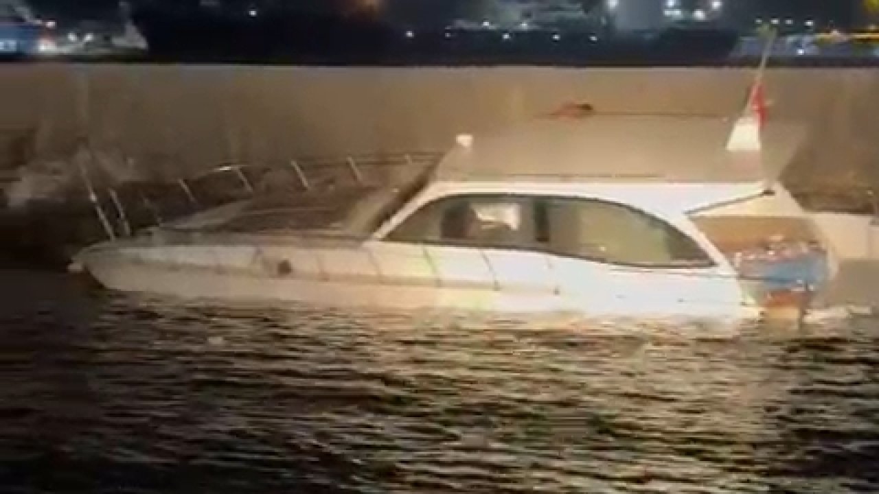 Kadıköy'de tekne mendireğe çarptı!