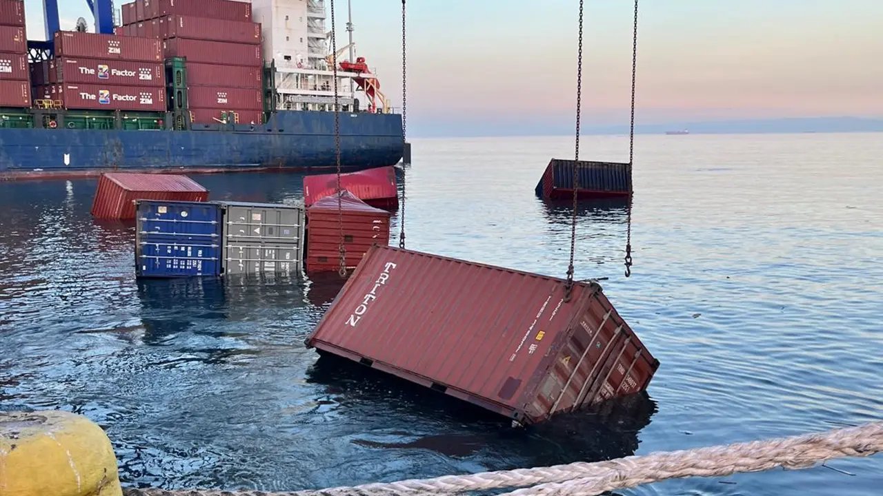 Yük gemisindeki konteynerler denize düştü, Ambarlı limanı gemi trafiğine kapatıldı