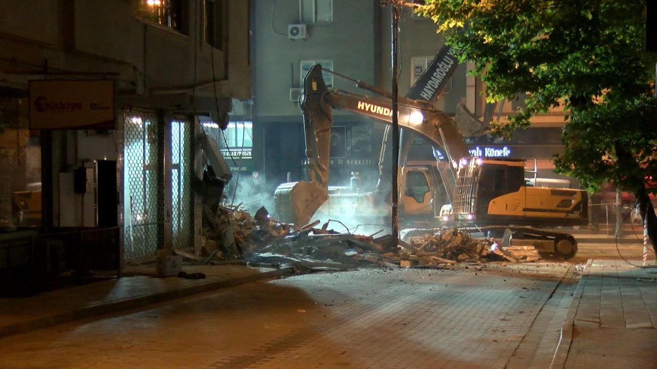 Çöken binanın bitişiğindeki bina kontrollü şekilde yıkıldı