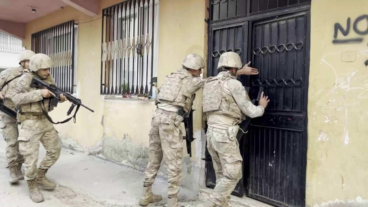 Mersin'de jandarmadan PKK terör örgütüne operasyon: 12 gözaltı