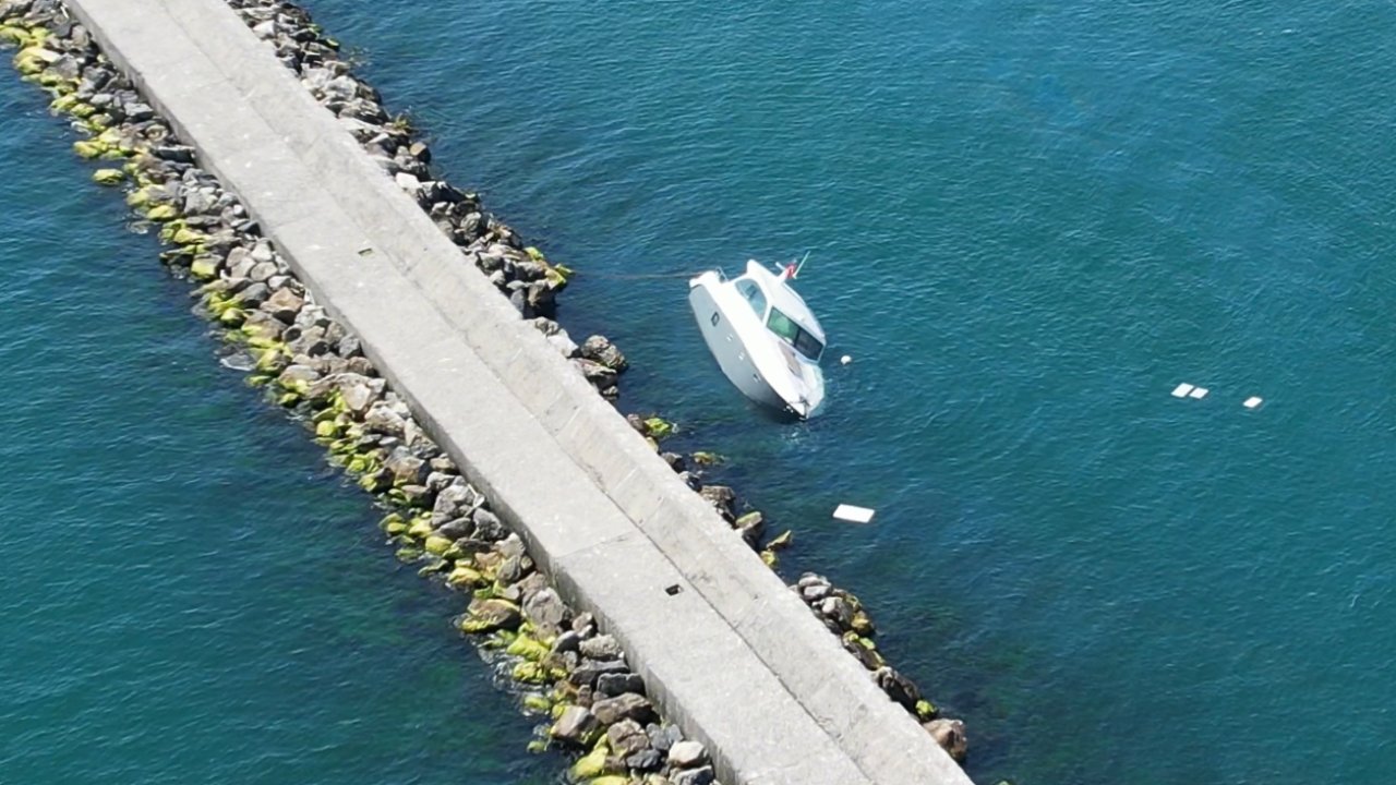 Kadıköy'de 10 kişinin kurtarıldığı tekne havadan görüntülendi