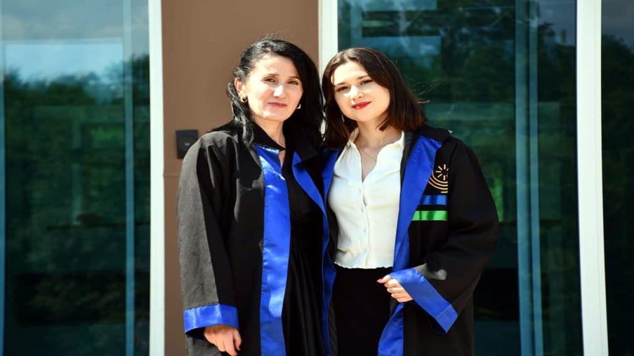 Anne ve kızı aynı üniversiteden mezun oldu