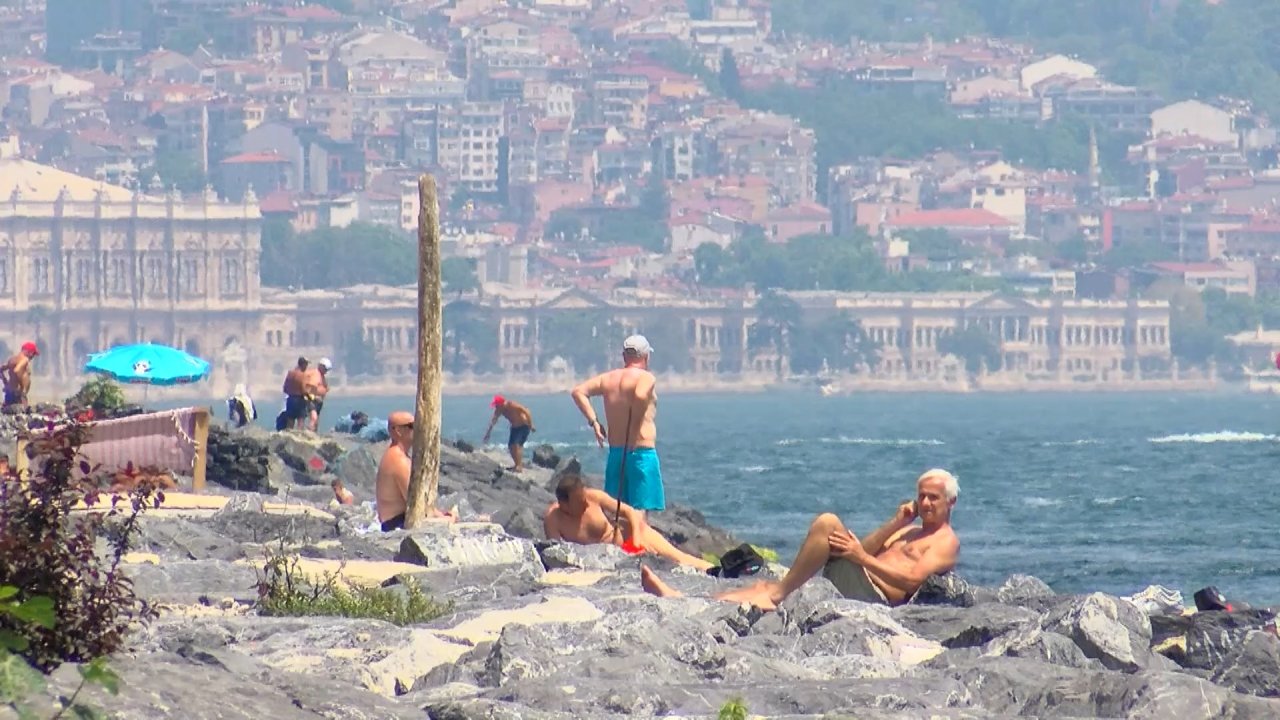 İstanbul'da sıcaktan bunalan vatandaşlar soluğu Sarayburnu Sahili'nde aldı