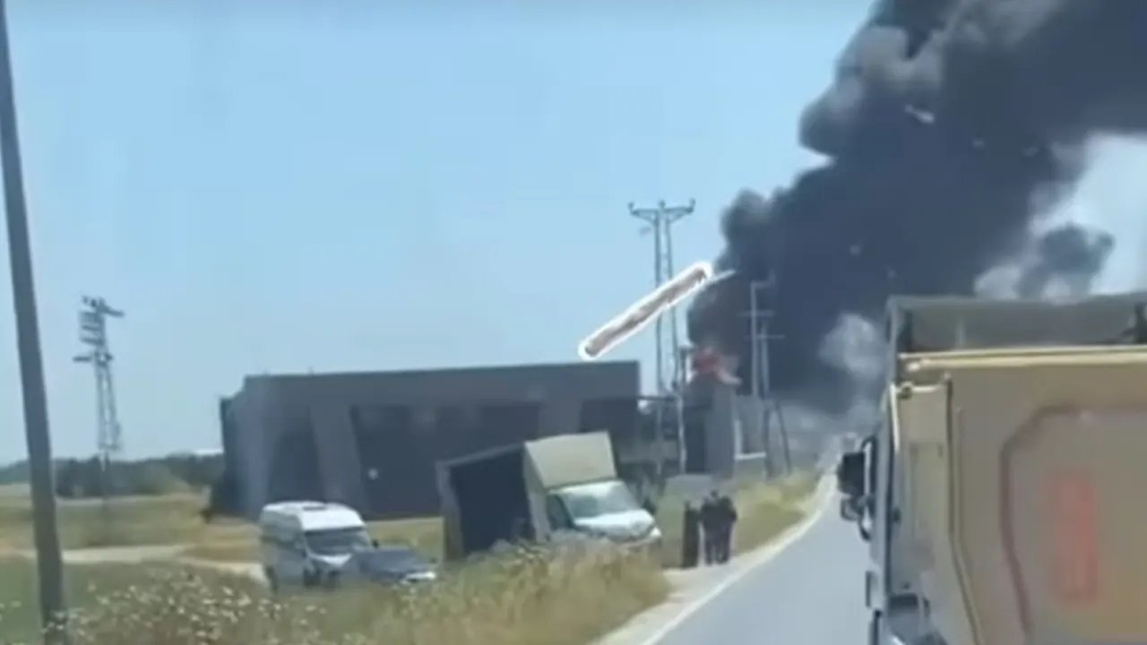 Çatalca'da fabrika yangını! Yol trafiğe kapatıldı