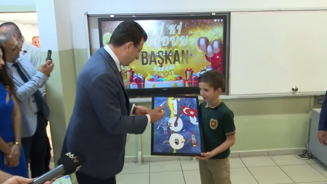 Ekrem İmamoğlu'nun okul ziyaretinde doğum günü sürprizi yaşandı