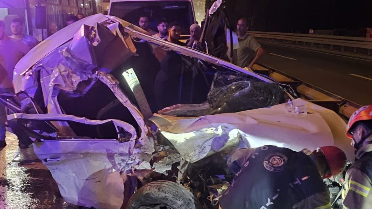 Kocaeli'de otomobil, bariyerlere çarptı: 2 ölü