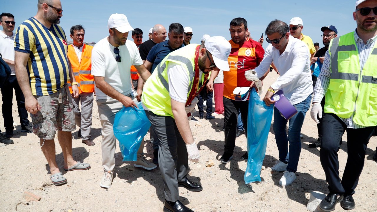 Arnavutköy'de "Dünya Çevre Günü" Karaburun sahilinde kutlandı