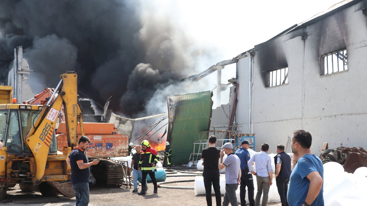Ambalaj fabrikasında korkutan yangın: Alevler bir anda her yeri kapladı