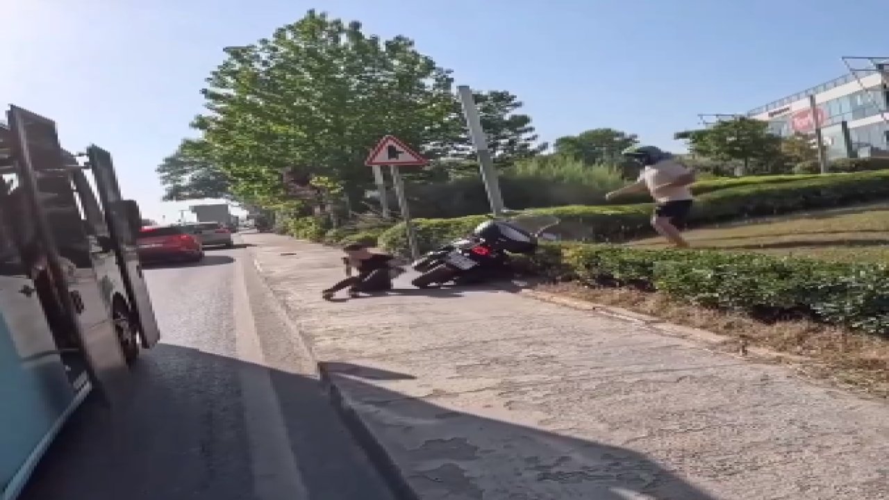Kaldırımdan giden motosiklet kadına çarptı!