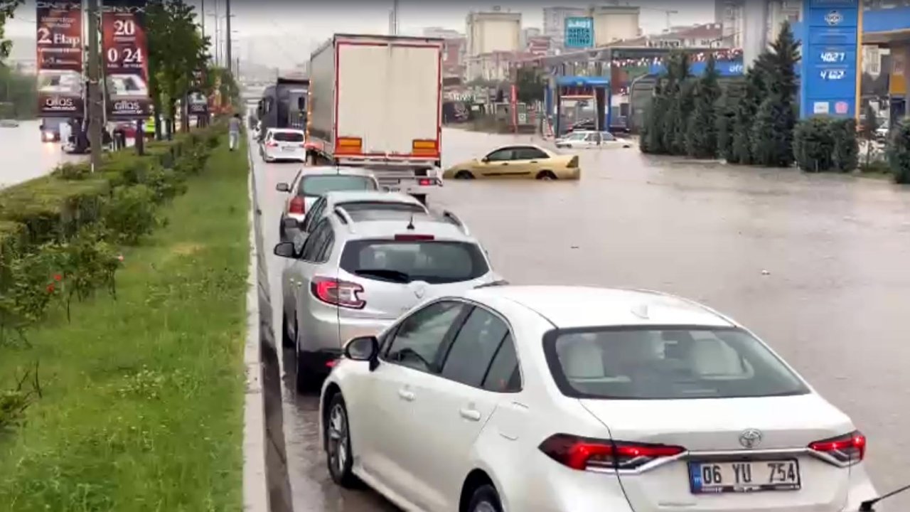 Ankara'yı yine sağanak vurdu: Yol ulaşıma kapandı, metro istasyonunu su bastı
