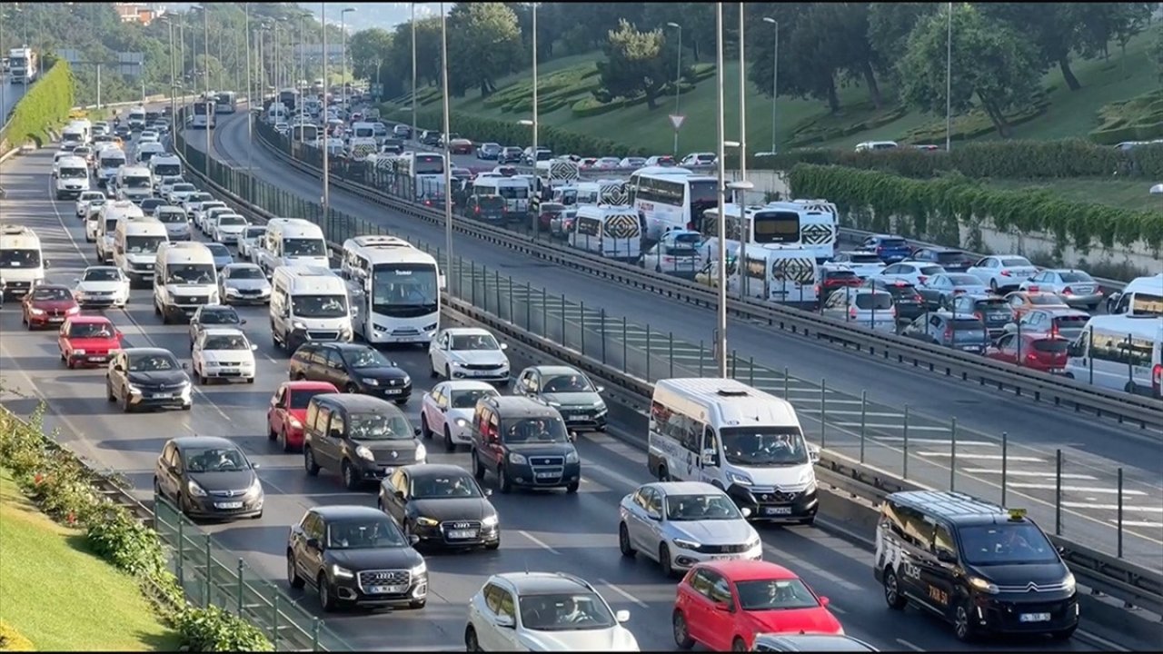 İstanbul'da haftanın ilk iş gününde trafik yoğunluğu: Yüzde 63'e ulaştı