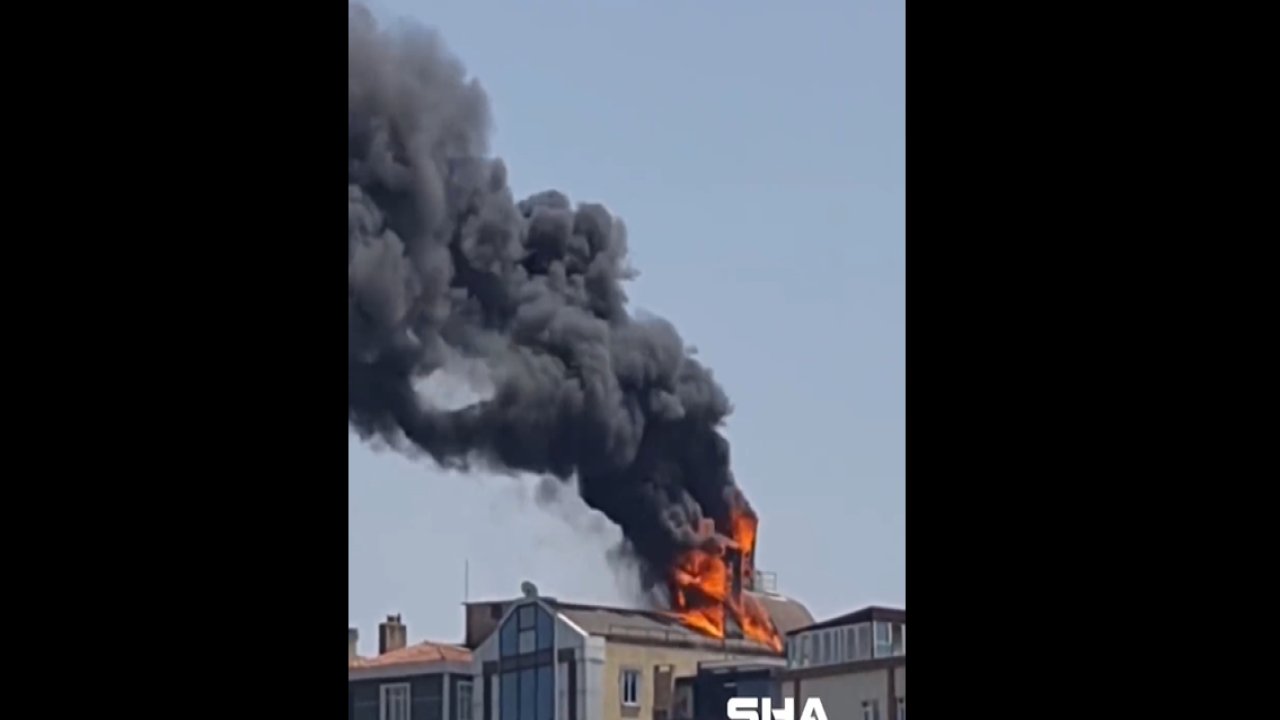 Silivri’de binanın çatısı alev alev yandı!
