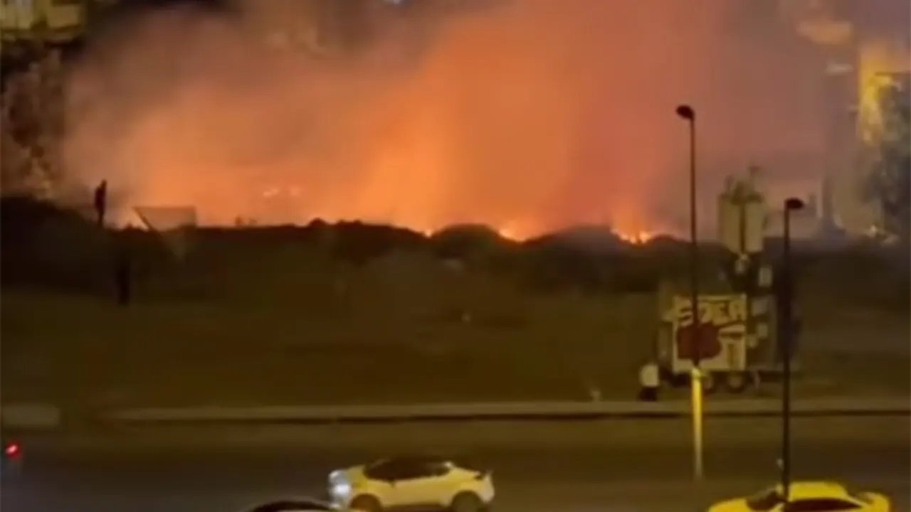 Üsküdar'da gece yarısı yangın paniği yaşandı, alevler hızla büyüdü