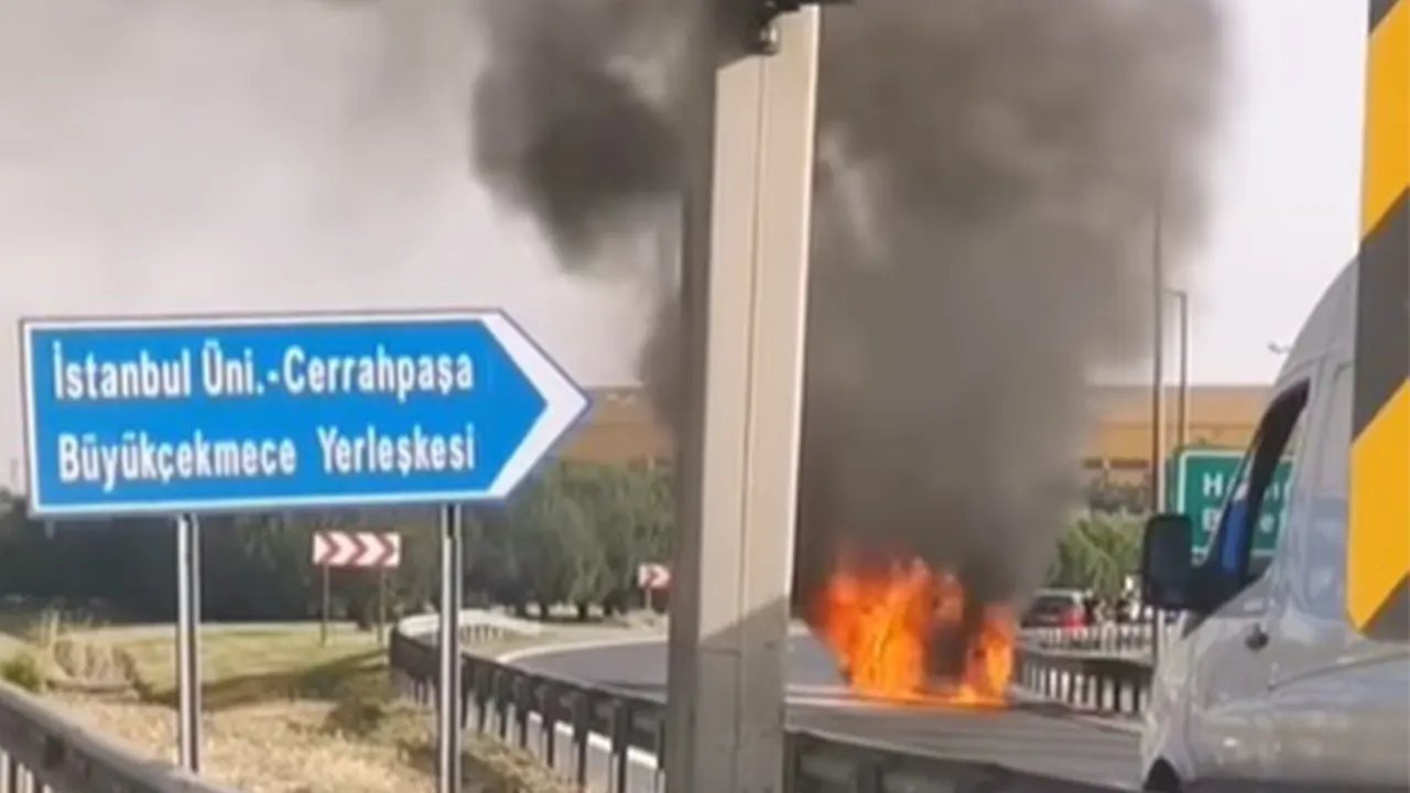 Hadımköy'de araç yangını! Yolda yangın nedeniyle trafik durdu