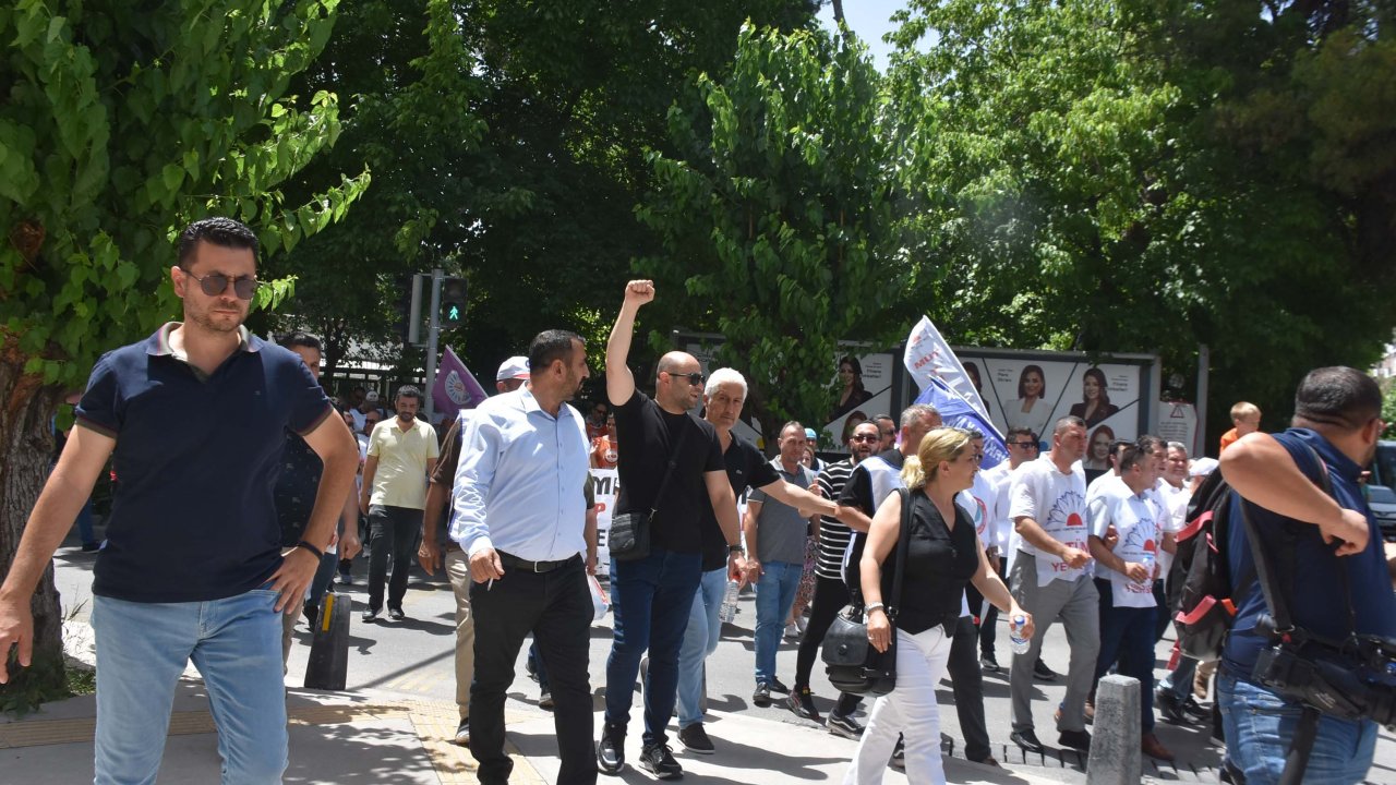 İzmir Büyükşehir Belediyesi memurlarının iş bırakma eylemi ikinci günde: 'Emeğimizin karşılığını istiyoruz'
