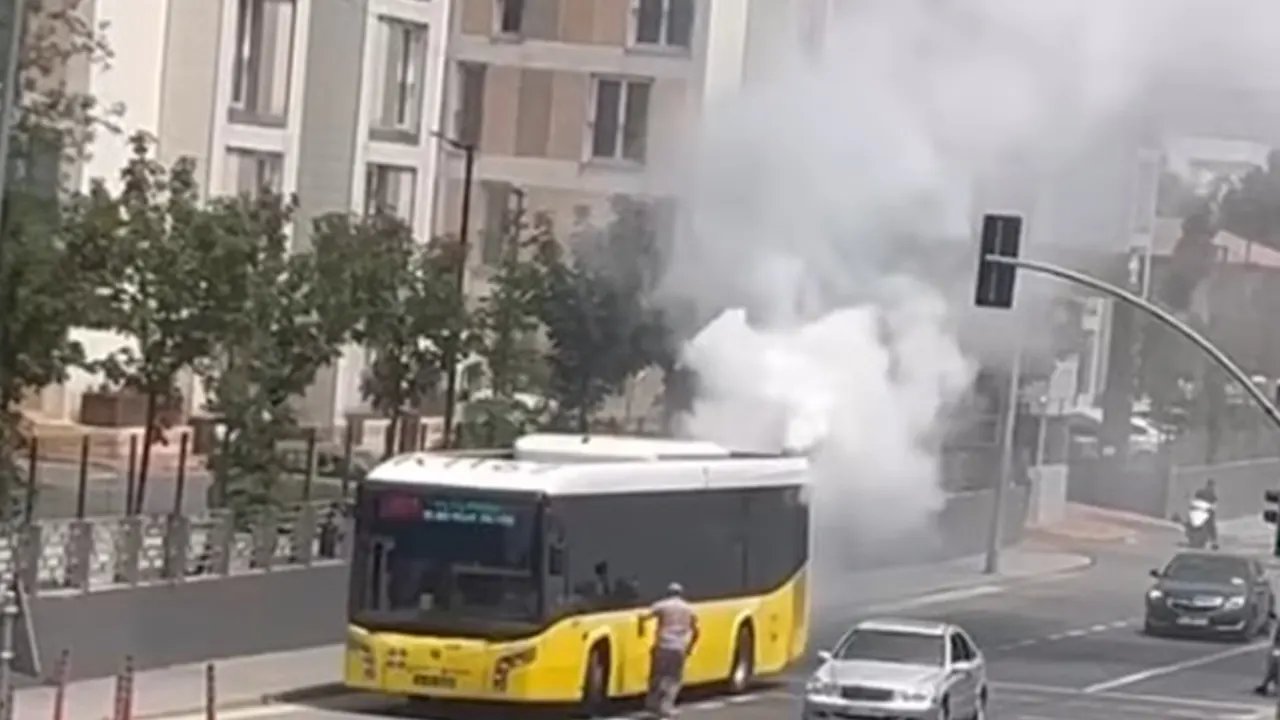 Sıcak havanın etkisiyle İETT otobüsünden dumanlar yükseldi