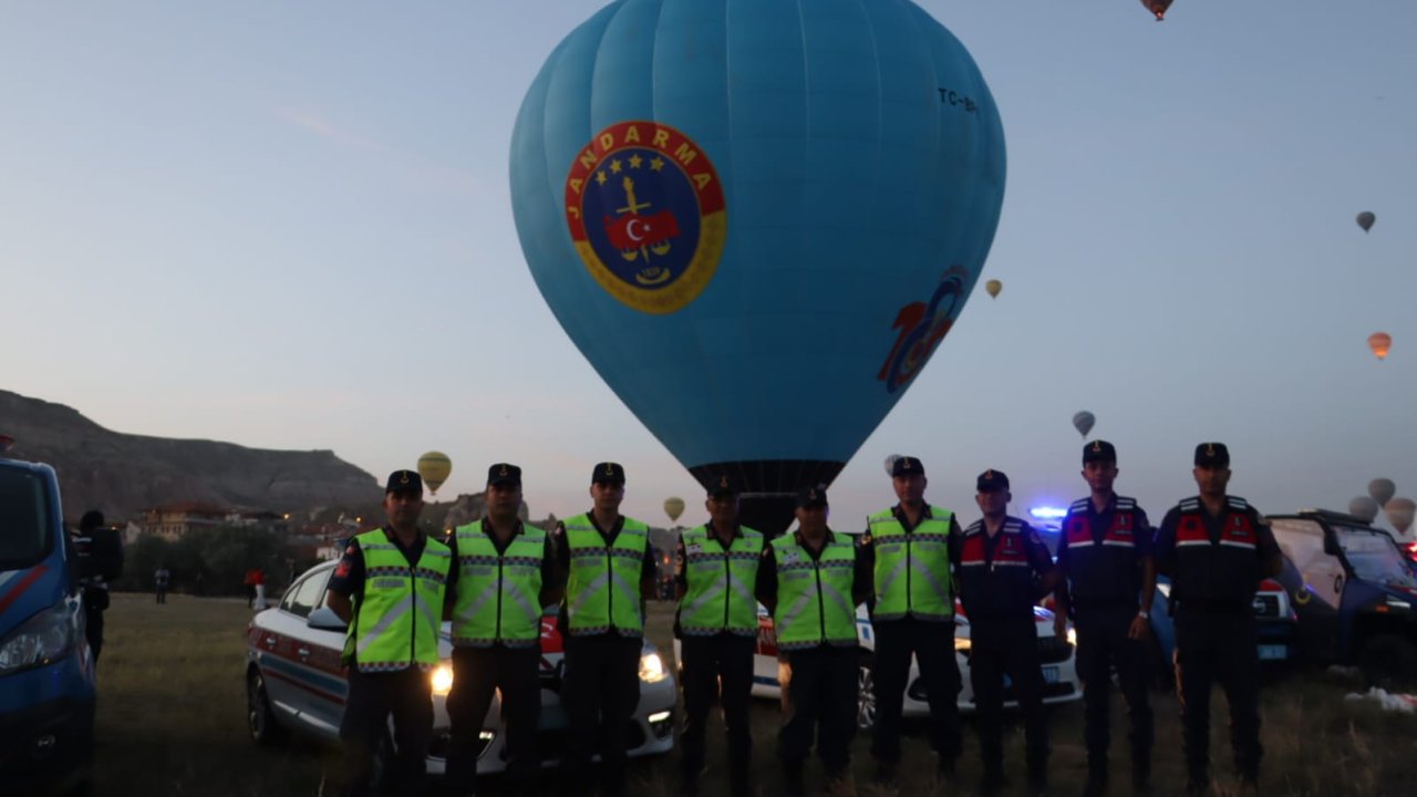 Jandarma'nın 185'inci kuruluş yılına özel Kapadokya'da balon havalandı