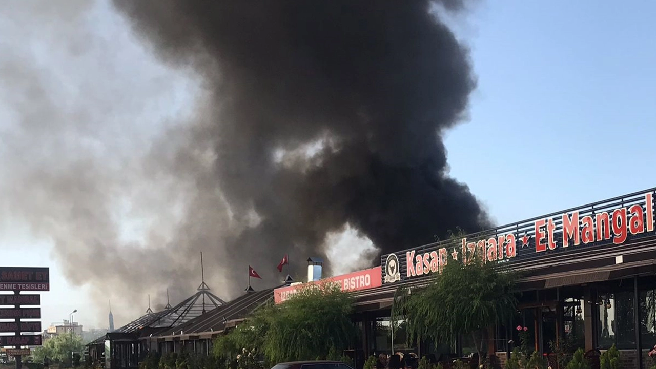 Restoranda yangın paniği: Dumanlar gökyüzüne yükseldi, çok sayıda ekip sevk edildi