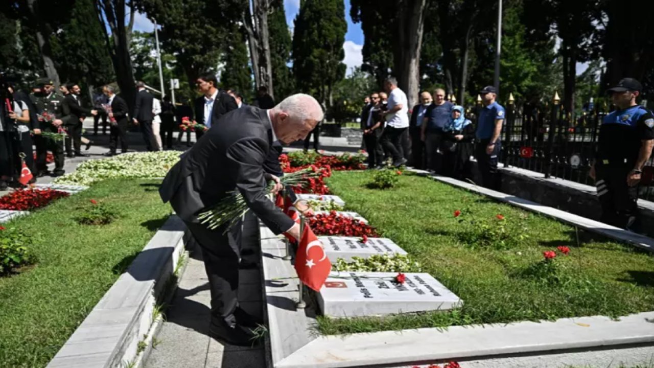 İstanbul Valisi Davut Gül bayram öncesi Edirnekapı Şehitliği'ni ziyaret etti