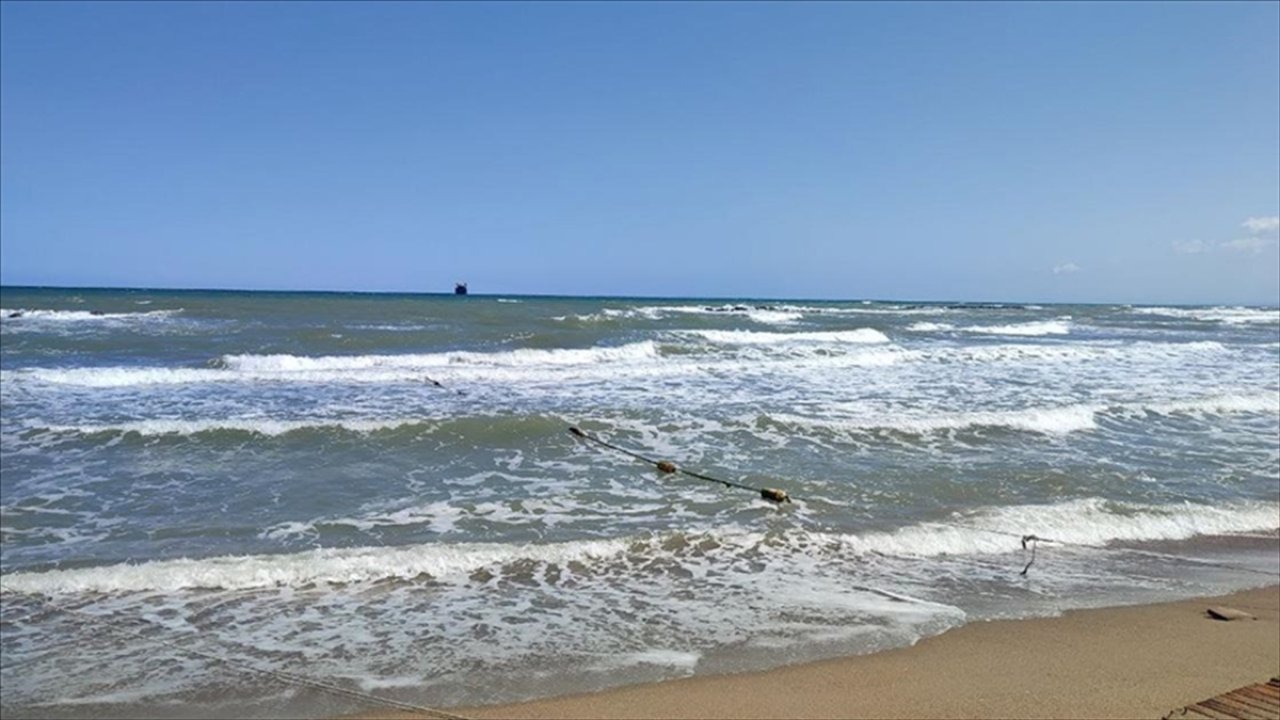 Olumsuz hava şartları plaj ve sahilleri vurdu: İki ilde denize girmek yasaklandı
