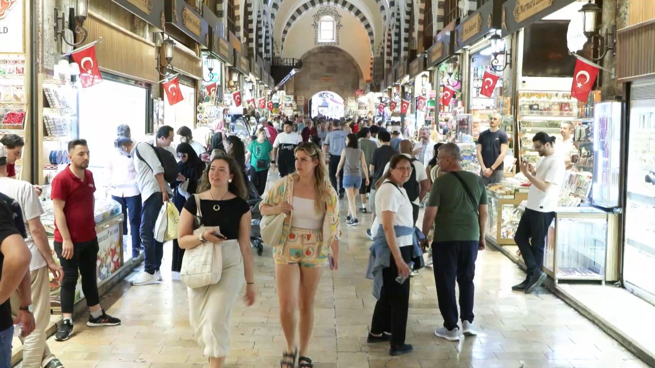 Yerli ve yabancı turistler sakin İstanbul'un tadını çıkardı