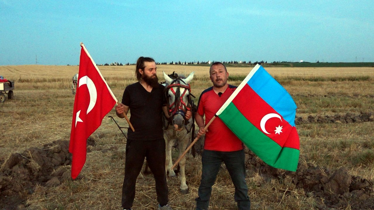 Azerbaycan'ın Milli Kurtuluş Günü'nü tarlaya yazdıkları yazıyla kutladılar