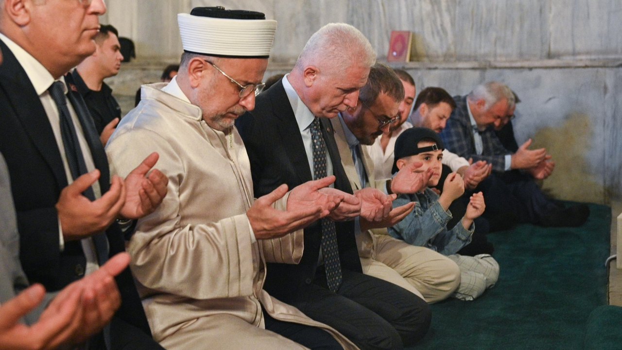 Vali Davut Gül, Ayasofya Camii'nde bayram namazına katıldı