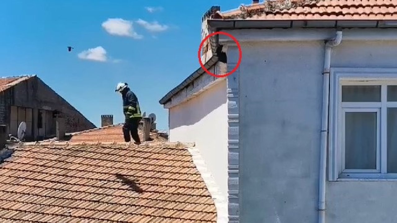 Çatıdan sarkan ipe dolanan kargayı, polis kurtardı!