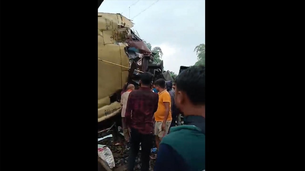 Hindistan'da iki trenin çarpıştı: 8 ölü