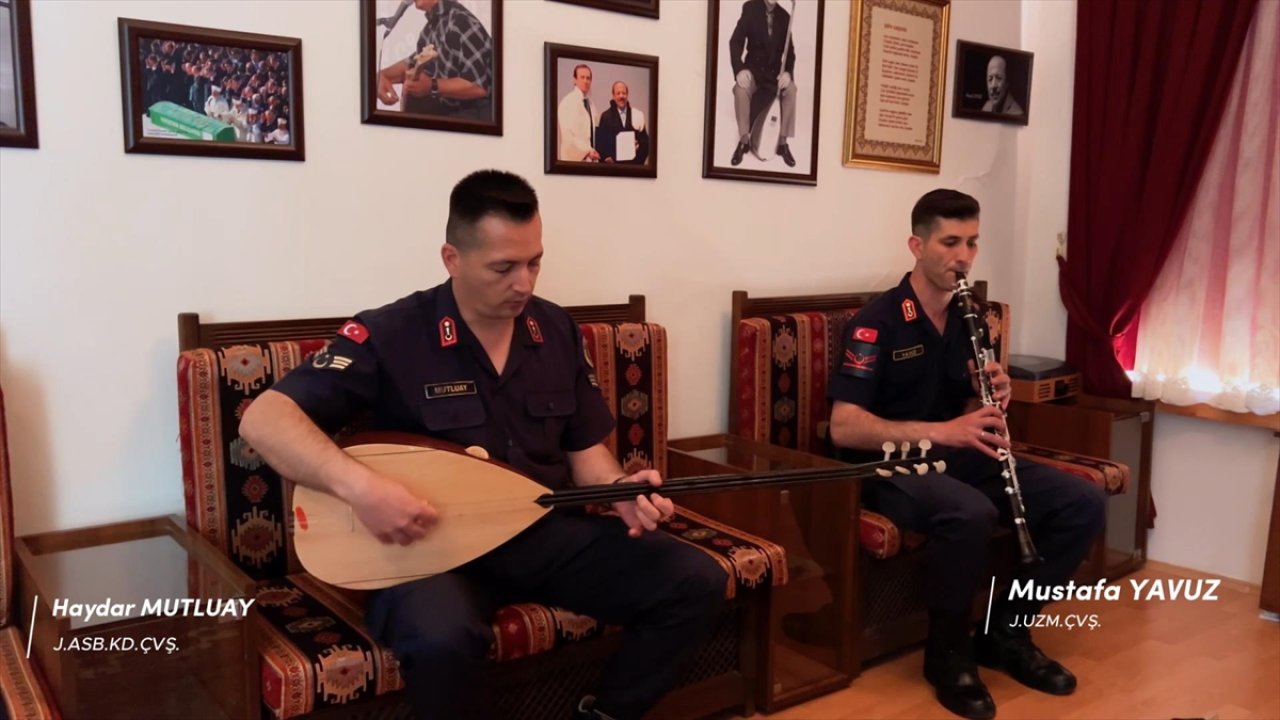 Jandarma personelinden Neşet Ertaş'ın "Neredesin Sen" türküsü
