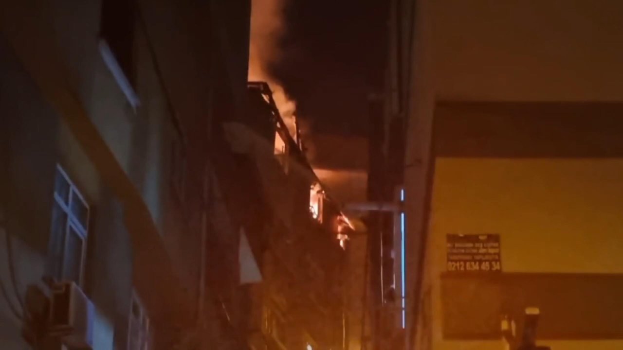 Kağıthane'de çatı yangını: Ekipler müdahale etti
