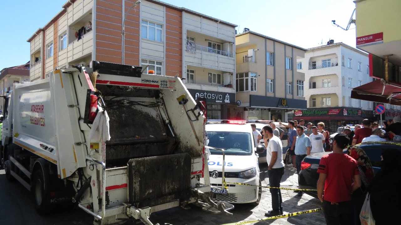 Ataşehir'de çöp kamyonu karşıya geçmeye çalışan kadına çarptı