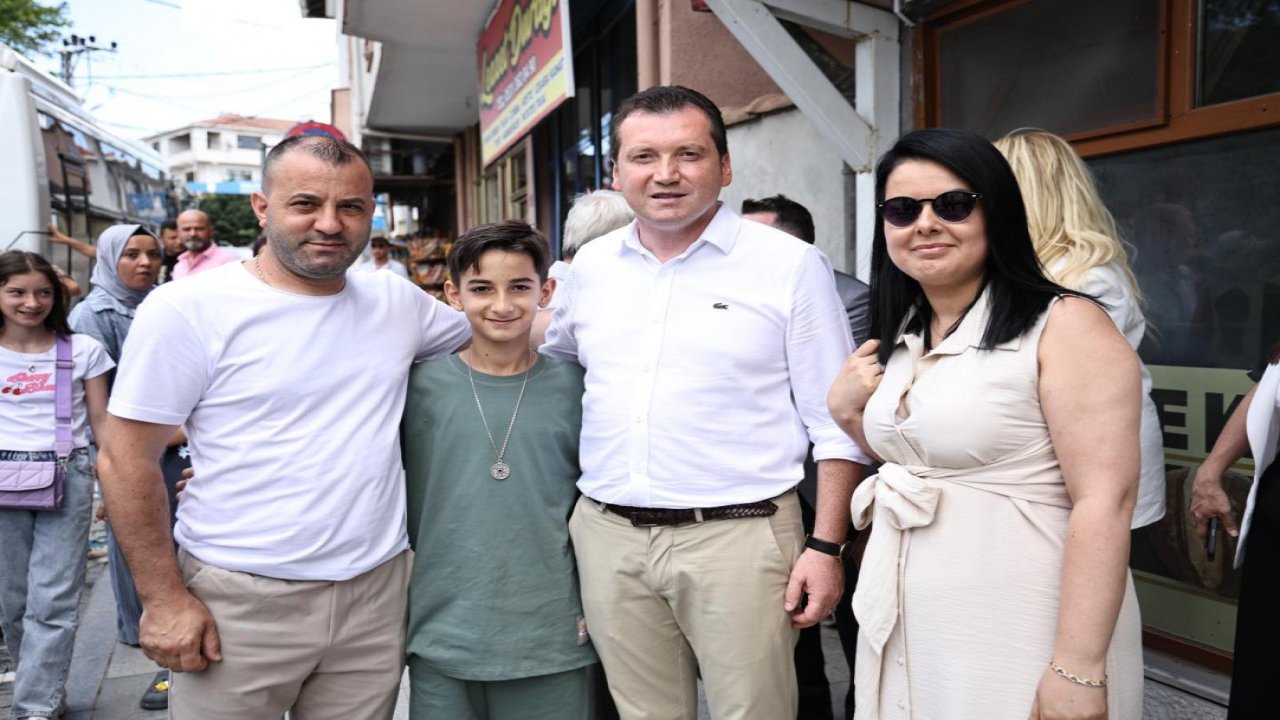 Bora Balcıoğlu doğup büyüdüğü mahallesinde hemşehrileriyle bayramlaştı