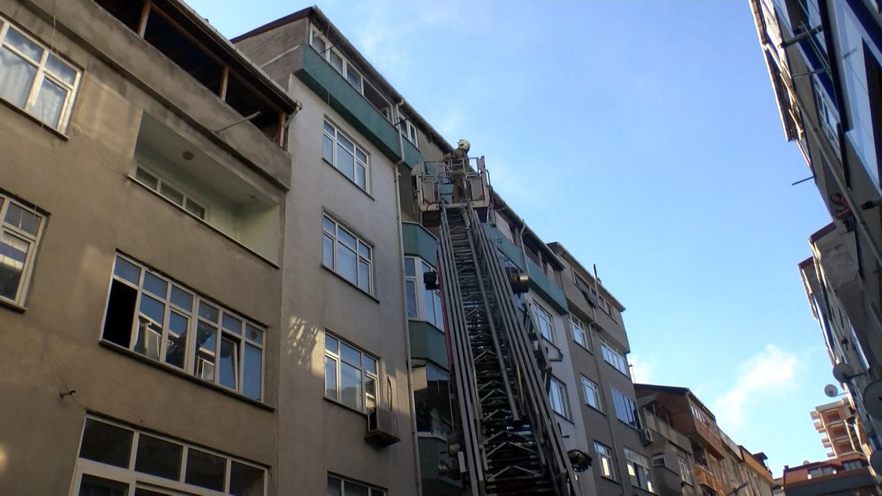 İstanbul'da 4 katlı binada yangın: Mahsur kalan ailenin imdadına ekipler yetişti