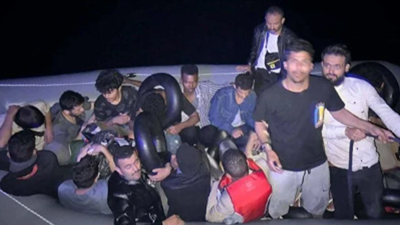 Lastik botta yardım çığlığı: 18 kaçak göçmen ölümden son anda kurtarıldı