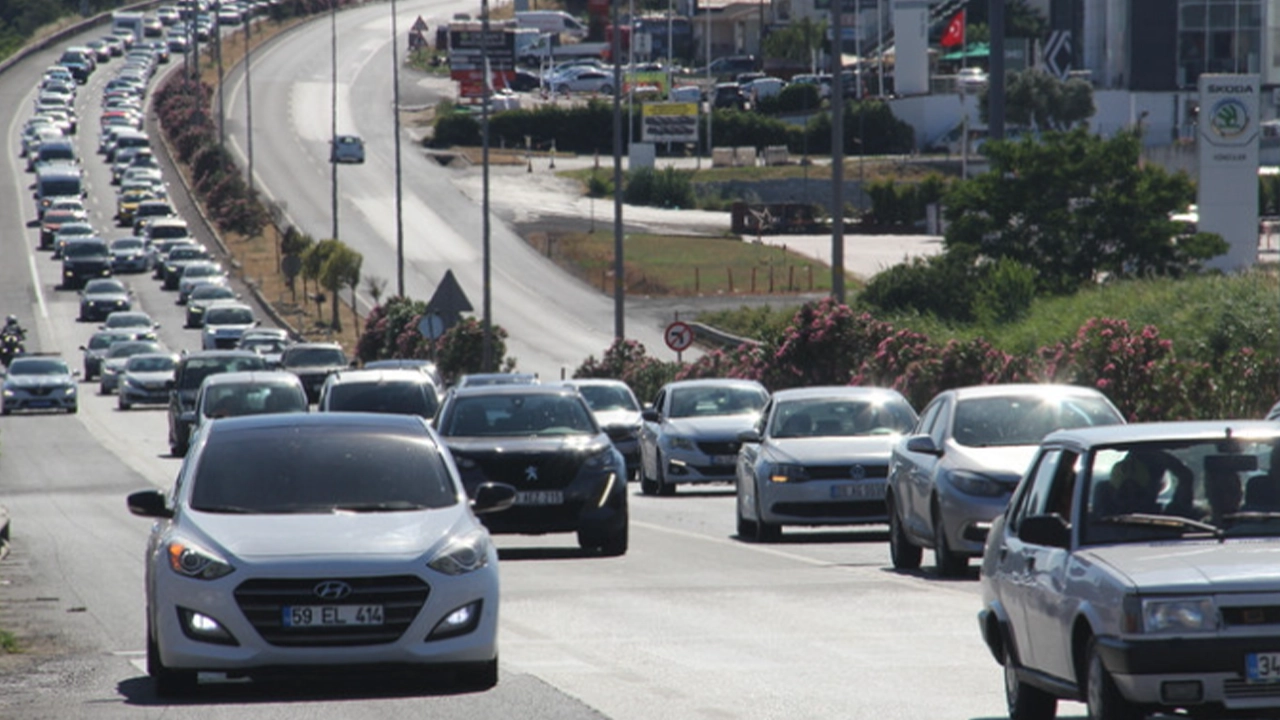 Bayram tatili dönüş çilesi başladı: Tekirdağ-İstanbul yolunda araç yoğunluğu