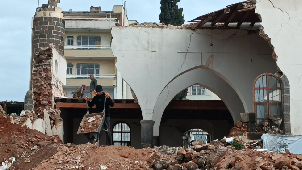 Depremde hasar görmüştü: 159 yıllık tarihi camide restorasyon çalışması başladı