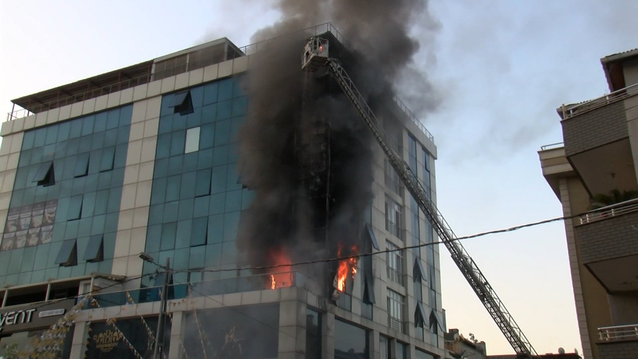 Ataşehir'de 8 katlı binada yangın: Panikle kendilerini sokağa attılar