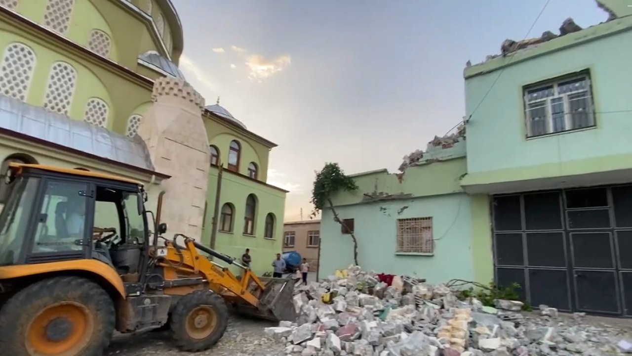 Diyarbakır'ı kuvvetli rüzgar vurdu: Devrilen minare evin üzerine düştü
