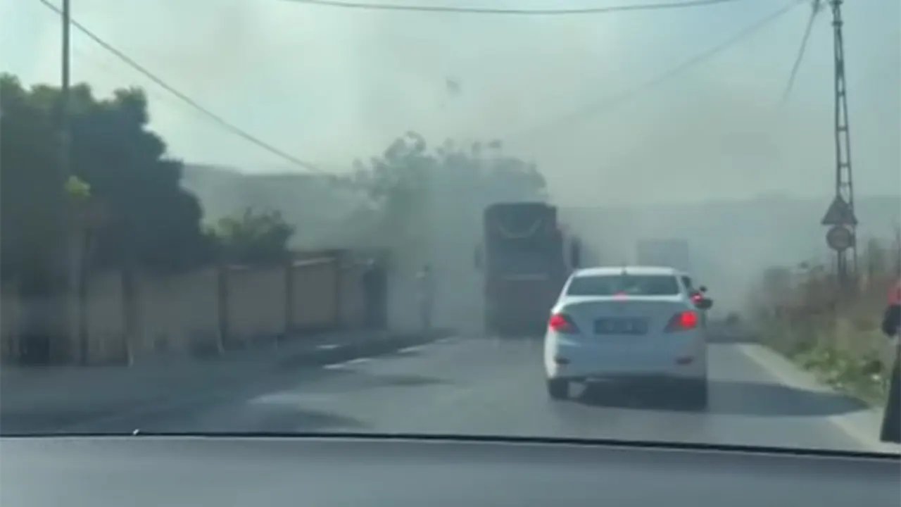 Arnavutköy'de korkutan yangın! Ahşaplar alev alev yandı