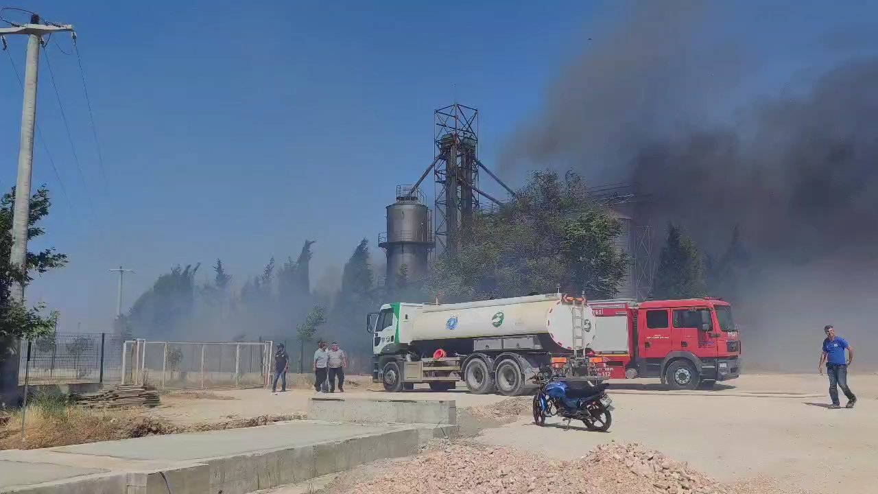 Bursa'daki katı atık geri dönüşüm tesisinde yangın çıktı