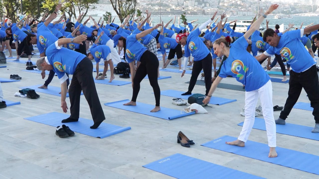 Yoga severler bugün Sarayburnu'nda bir araya geldi