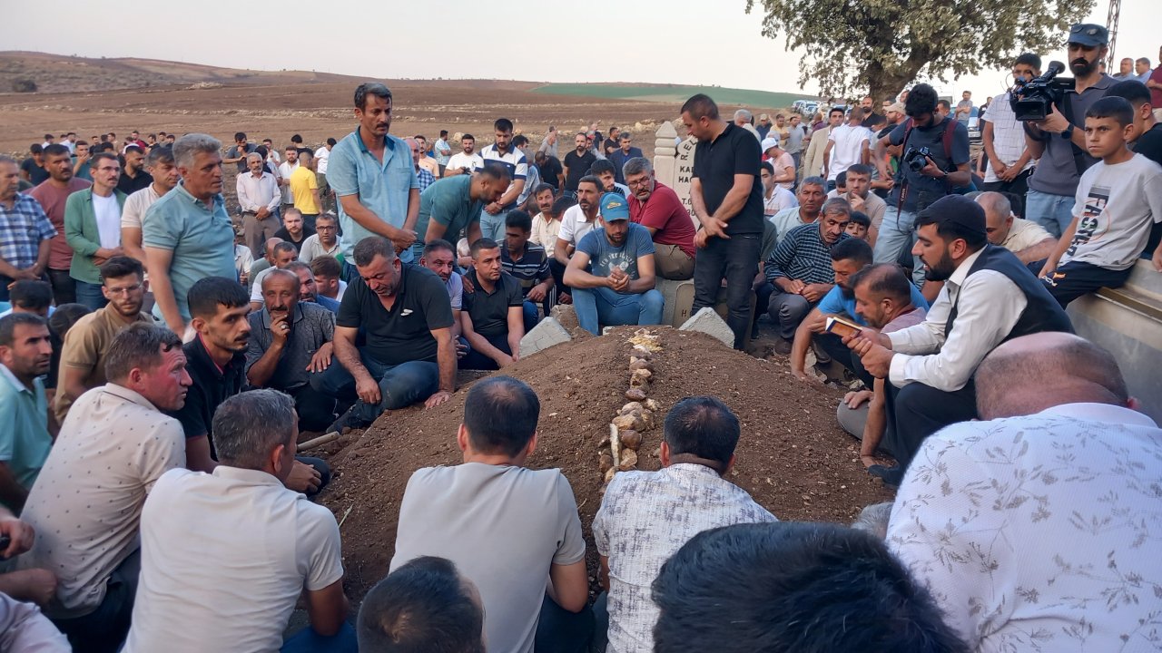 Diyarbakır'daki yangında ölen amca ve yeğen, yan yana toprağa verildi