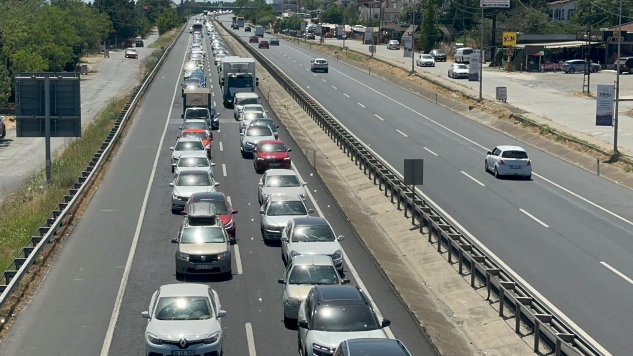 Tekirdağ'dan İstanbul yönüne araç yoğunluğu artarak sürüyor