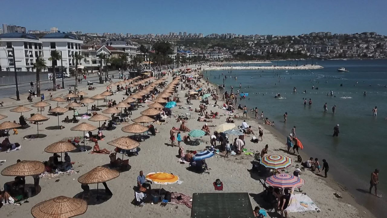 Büyükçekmece ve Menekşe Plajı'nda bayram tatili yoğunluğu: Tatilciden geriye çöpleri kaldı