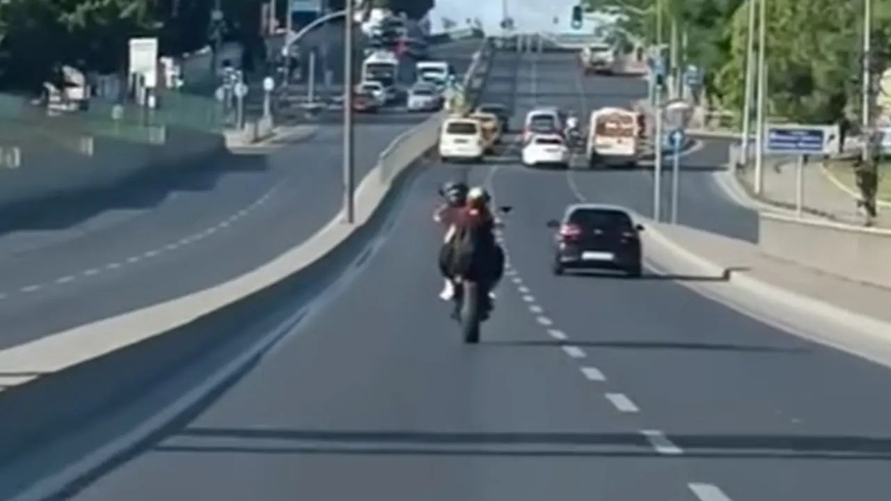 Fatih'te motosikletli plakasını çıkararak şov yaptı!