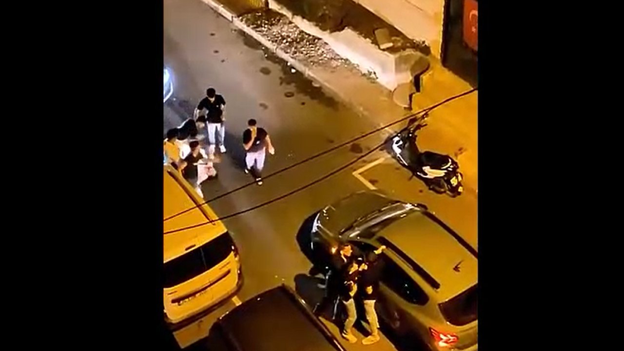 İstanbul Fatih’te sokak ortasında tekmeli yumruklu kavga!