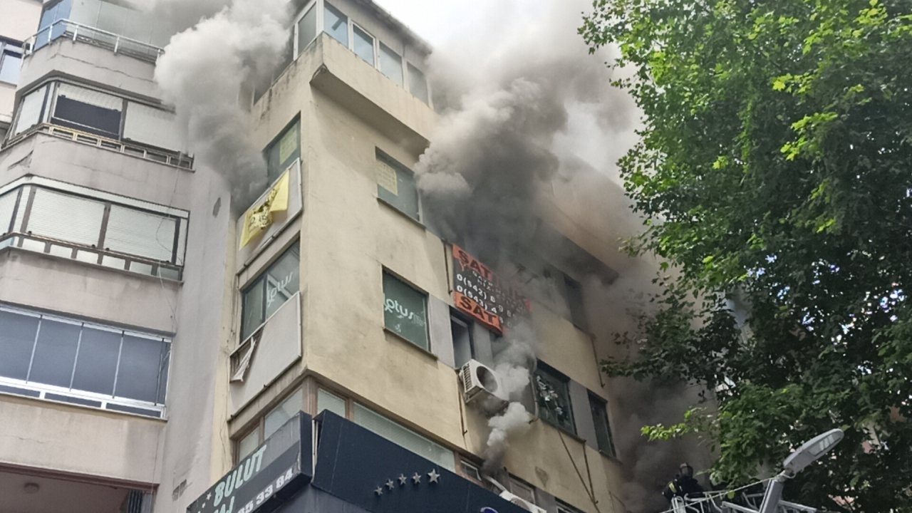 6 katlı iş merkezinde yangın çıktı: 4 iş yeri zarar gördü